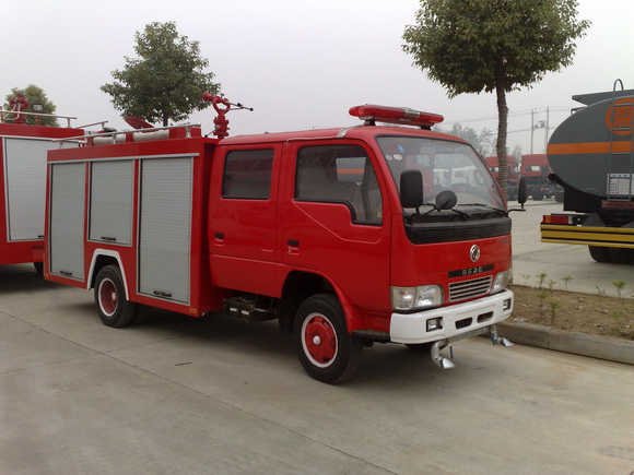 東風小霸王水罐消防車