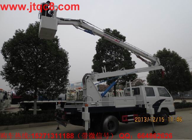 江玲16米高空作業(yè)車(國(guó)四)江鈴底盤(pán)加裝上裝部分而成;液壓式三節(jié)折疊臂,最大作業(yè)高度16米,作業(yè)輻度7.3米; 采用國(guó)產(chǎn)、進(jìn)口換向閥及液壓油缸,換向平穩(wěn),操作靈活方便;隨車安裝四個(gè)液壓支腿,以保證整車在操作時(shí)的穩(wěn)定性與安全性;支腿與工作臂互鎖,安全可靠,防止誤操作過(guò)位.
