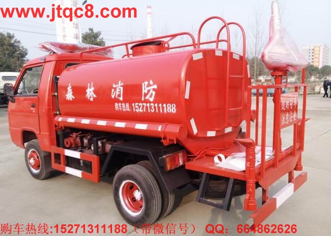 福田森林消防車(2T)適應(yīng)山間,鄉(xiāng)鎮(zhèn),鄉(xiāng)村比較窄或拐彎急的路況,是森林消防,鄉(xiāng)鎮(zhèn),鄉(xiāng)村,廠區(qū)倉庫消防的有利消防工具。(噴射狀態(tài)可調(diào)世柱狀、霧狀、射程>25米)。