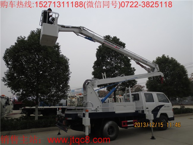 江鈴14米升降車(國五)采用江鈴新順達(dá)國五底盤加裝上裝部分而成;液壓式三節(jié)折疊臂,最大作業(yè)高度14米,作業(yè)輻度5.7米; 采用國產(chǎn)、進(jìn)口換向閥及液壓油缸,換向平穩(wěn),操作靈活方便;隨車安裝四個液壓支腿,以保證整車在操作時的穩(wěn)定性與安全性;支腿與工作臂互鎖,安全可靠,防止誤操作過位.