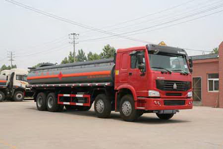 斯太爾豪沃前四后八化工液體運(yùn)輸車
