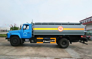 東風140尖頭加長型油罐車(運油車)